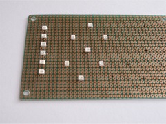 基板にLEDを取り付け