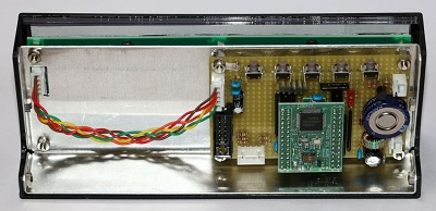 下ケースに表示基板と制御基板を組み込んだ写真