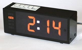 フルカラー・デジタル時計の正面写真