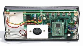 プリント基板と小型スピーカを取り付けた様子