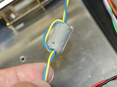 モーター配線に付けたノイズフィルタ