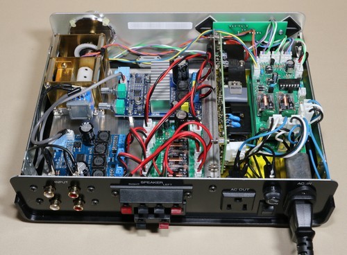 組み立てたアンプの内部、背面から