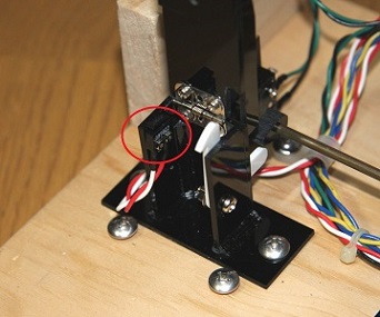 ふた開閉機構のマイクロスイッチ